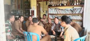 Cegah Gangguan Kamtibmas, Babinsa Teguh Ajak Warga Aktifkan Pos Kamling
