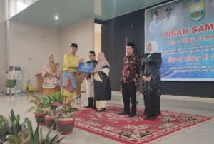 Pj Bupati Muaro Jambi, Berikan Cinderamata kepada Masnah dan BBS