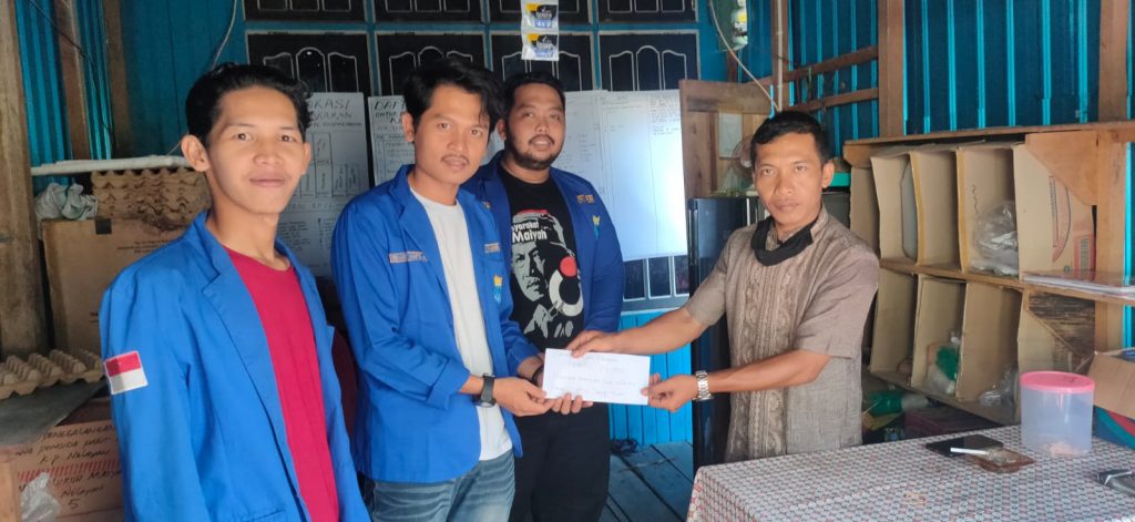 PMII Tanjab Barat Serahkan Bantuan Kebakaran Kampung Nelayan