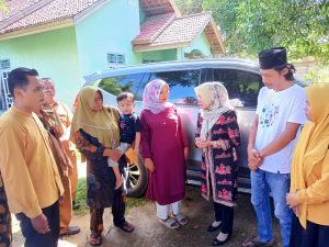 Ketua TP-PKK Tebo, Sambangi Rumah Warga Penderita Penyakit Mata Akut