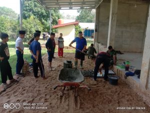 Prajurit Kodim Bute, Genjot Pemasangan Lantai Keramik Ponpes Al-fattah Sungai Binjai