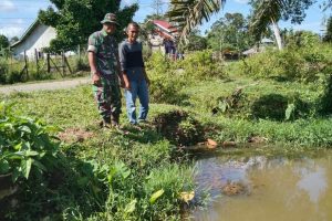 Antisipasi Banjir, Babinsa Syaipul Ajak Warga Tidak Buang Sampah di Sungai