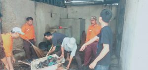 Forum Relawan Bencana Sungai Pinang, Bersihkan Puing Kebakaran