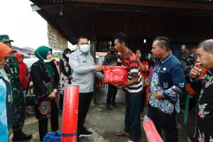 Sambangi Korban Kebakaran di Sungai Pinang, Bupati Bungo Serahkan Bantuan