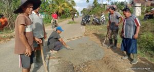 Lama Tak Diperbaiki, Warga Sarana Agung Tambal Sulam Jalan Berlobang