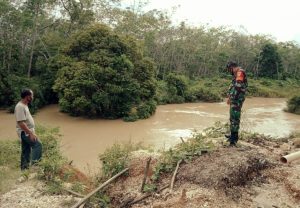 Telusuri Sungai, Serka Sutiyono Patroli Antisipasi Banjir dan Longsor