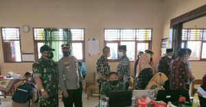 Babinsa Serda Salhutni Kawal Bantuan Migor dan Vaksinasi Booster, di Sari Mulya Rimbo Ilir