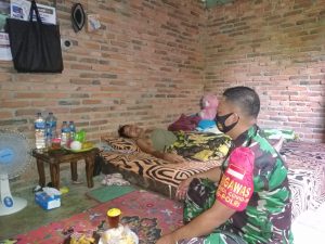 Wujud Kepedulian, Babinsa Poniman Jenguk Warga Binaan yang Sakit
