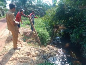 Diduga Anak Sungai Desa Talang Belido Tercemar Limbah TPA Talang Gulo