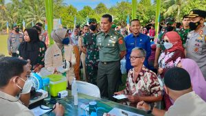 Usai Tutup Serbuan Teritorial, Mayjen TNI Sapriadi Tinjau Vaksinasi