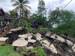 Akibat Tanah Longsor Satu Unit Rumah Warga Ambruk