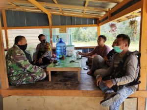 Melalui Komsos, Sertu Misnadi Edukasi Warga Bersatu Membangun Desa