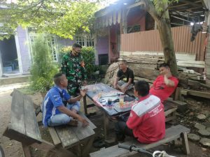 Serap Informasi Masyarakat, Babinsa Agus Komsos di Warung Kopi Semilir