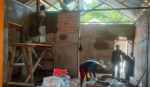 TNI Dekat Dengan Rakyat, Babinsa Dede Rimat Bantu Renovasi Rumah Warga