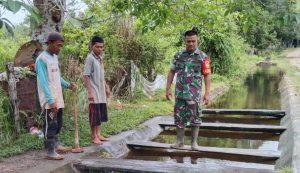 Antisipasi Bansor, Serka Syaipul Cek Kelancaran Aliran Anak Sungai