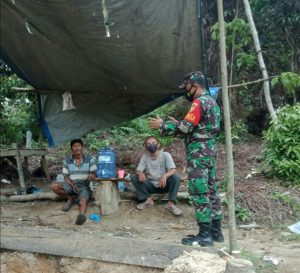 Babinsa Sutiyono Komsos dengan Penambang Pasir Tradisional
