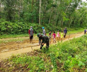 Songsong 17 Agustus, Serda Salhutni Bersama Warga Bersihkan Lingkungan
