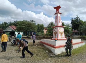 Jelang HUT RI KE 77, Babinsa Tugiyanto Bersama Warga Bersihkan Tugu NKRI