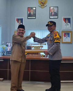 Polda Jambi Serahkan Penghargaan Untuk Bupati Adirozal Terkait Kamtibmas