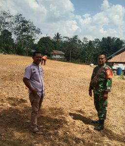 Babinsa Syaipul Beri Motivasi Petani Bawang di Wilayah Binaannya