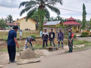 Babinsa Rex Harmodi Goro Bersama Warga, Timbun Jalan Berlobang