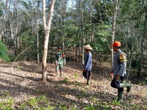 Babinsa dan Bhabinkamtibmas Patroli Cegah Kebakaran Hutan dan Lahan