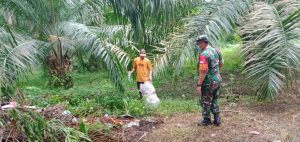 Babinsa Koptu Syafarudin Beri Motivasi kepada Pemulung