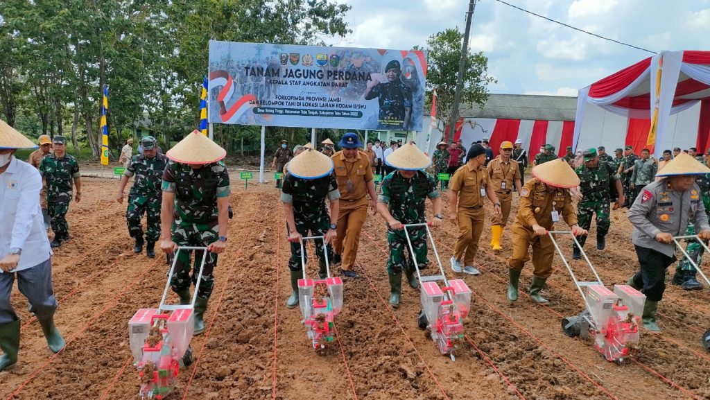 Jenderal Dudung Tanam Jagung Perdana di Tebo