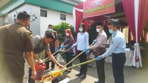 Kejari Muaro Jambi Musnahkan Barang Bukti Hasil Kejahatan