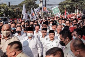 Curi Perhatian, Putra Jambi Berkepala Plontos Kawal Prabowo Subianto Daftar ke KPU