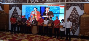 Kakanwil BI Jambi Serahkan Uang Rupiah TE Baru kepada Gubernur Jambi