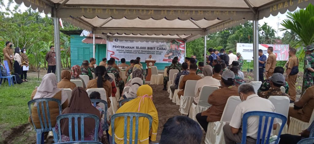 Tekan Angka inflasi Pangan Perwakilan BI Jambi Serahkan 10.000 Bibit Cabai Merah 