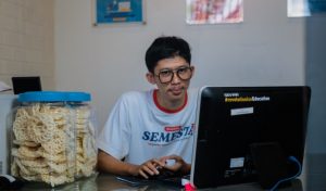 Anak Pedagang Kerupuk ini Sabet Beasiswa SEMESTA