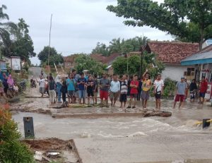 Jembatan Penghubung Antar Kecamatan Ambruk, Akses Perekonomian Lumpuh Total