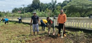 Tak Hanya Sosialisasi, TNI – Polri dan Kades Langsung Menanam Cabai