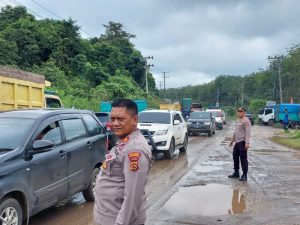 Tiga Kapolsek Urai Kemacetan Lalin, Jalan Muara Tembesi – Sarolangun