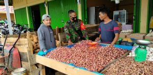 Babinsa Azis Koramil 416-07, Cek Pasar Pasca Kenaikan BBM dan Sembako