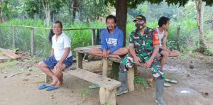 Hindari DBD Sertu Wianto Ajak Warga Bersihkan Lingkungan