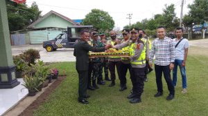 HUT TNI Ke-77, Kapolsek Berikan Nasi Tumpeng Kepada Danramil Rimbo Bujang