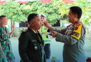 Wakapolres Tebo Suapi Nasi Tumpeng Ke Danramil Muara Tebo