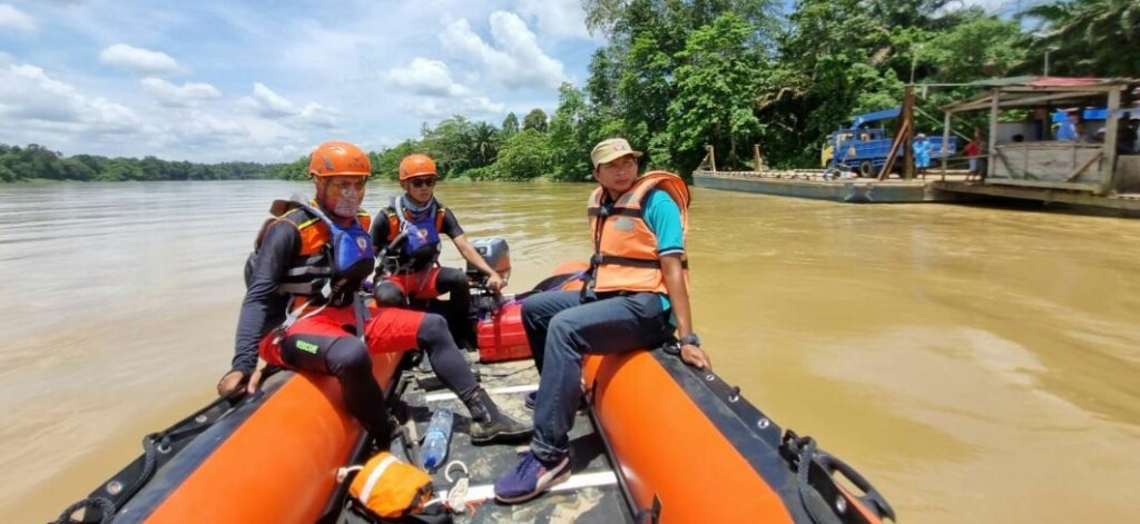 Empat Truk Tengelam di Sungai Batanghari, Satu Orang Hilang
