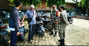 Waspadai Pencurian Motor, Babinsa Syaipul Efendi Sambangi Juru Parkir
