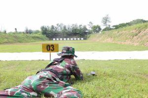 Menembak Senjata Ringan, Tingkatkan Kemampuan Anggota Kodim Lamongan