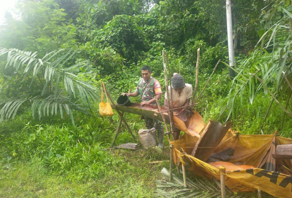 Babinsa Pantai Barat Bantu Warga Peras Sagu