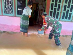 Pagi Banjir Siang Surut, Babinsa Membantu Bersihkan Rumah Warga
