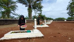 Ikut Ziarah dan Tabur Bunga di TMP, Ini Pesan Kadinsos Bungo