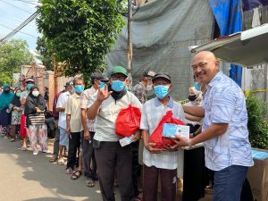 Perusahaan APD PT Santis Jaya Nusantara Bagikan Paket Sembako