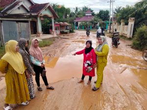 Emak-emak Soroti Jalan Berlumpur Seperti Kubangan Kerbau
