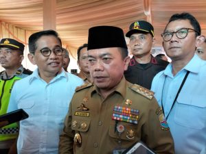 Al Haris Serahkan Uang Ganti Rugi Untung Pembangunan Tol Trans Sumatera