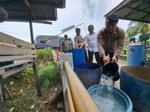 Quick Respon Polda Jambi Salurkan Air Bersih ke Warga Seberang
